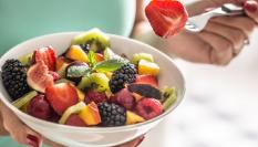 Mujer comiendo fruta