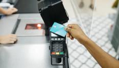 Una persona pagando en un TPV