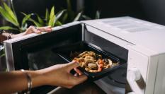 Persona usando el microondas