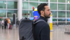 El rapero mallorquín Josep Miquel Arenas 'Valtònyc', en el Aeropuerto de El Prat, tras su regreso a España.