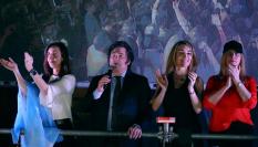 Javier Milei, nuevo presidente de Argentina, rodeado de su séquito femenino.