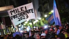 Seguidores de Javier Milei celebran la victoria en las elecciones de Argentina.