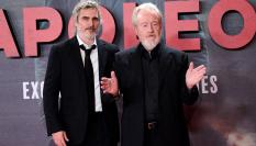 El actor Joaquin Phoenix y el director Ridley Scott (R) en la 'premier' de 'Napoleón' este lunes en el Museo del Prado de Madrid.
