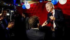 El candidato de ultraderecha, Geert Wilders, celebra la victoria que le otorgan las encuestas a pie de urna en las elecciones de Países Bajos.