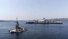 El Pioneering Spirit atraviesa el Bósforo en una imagen de archivo.