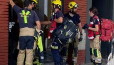 Los bomberos procedieron a la extinción del fuego originado en una vivienda hispalense del barrio de Los Remedios.