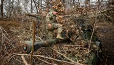 Soldados ucranianos ocultan tanque en Zaporiyia, en una imagen de archivo.