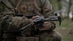 Un soldado ucraniano prepara un dron, en una imagen de archivo.