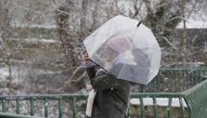 Una persona resguardándose del frío.