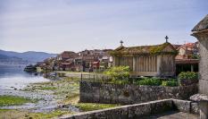 Vista de la icónica localidad pontevedresa de Combarro, conocido por sus hórreos al lado del mar.