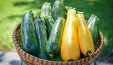 Imagen de archivo de un cesto con calabacines.