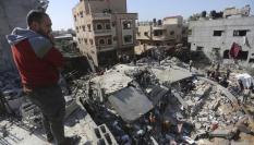 Los palestinos buscan supervivientes en Rafah tras un bombardeo de Israel.