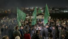 Palestinos aguardan este viernes fuera de la prisión israelí de Ofer, en Cisjordania, a la liberación de los presos antes de que esta se produjera.