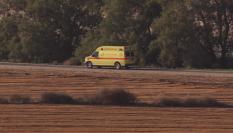 Una ambulancia con rehenes israelíes se dirige a cruce fronterizo de Kerem Shalom.