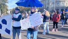 Cientos de personas recuerdan en Sol a los fallecidos en las residencias en la pandemia.