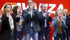 El presidente del Gobierno, Pedro Sánchez (c), junto al expresidente José Luis Rodríguez Zapatero.
