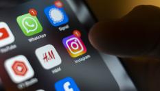 Persona mirando su móvil