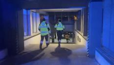 Efectivos del SAMUR acuden al inmueble en el que han localizado a la mujer y a la niña muertas.