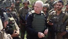 El ministro de Defensa de Israel, Yoav Gallant, hablando con militares israelíes