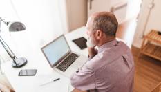 Imagen de archivo de una persona ante un portátil.