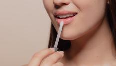 Los aceites labiales tienen propiedades hidratantes y beneficiosas para los labios agrietados.