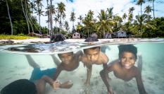 Un grupo de niños de la tribu de los Bajau, sumergidos en aguas de Tailandia.