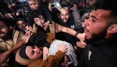 Un preso palestino abraza a su familia, ya de vuelta en la Franja de Gaza.