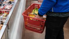 Una persona haciendo la compra en un supermercado.