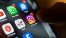 Imagen de archivo de la pantalla de un móvil con varias app, entre ellas, WhatsApp.