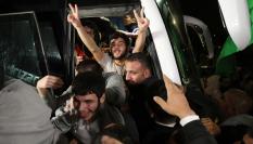 Los presos palestinos liberados llegan a Gaza.
