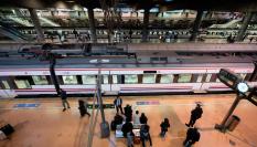 Un tren de Cercanías parado ene la estación de Atocha en Madrid.