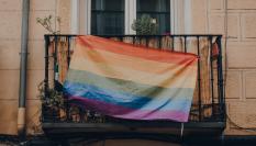 Bandera LGTBI en un balcón.
