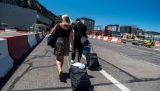 Dos turistas llegan a Gibraltar, en una imagen de archivo.