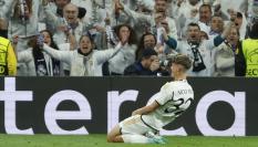 El madridista Nico Paz celebra el gol que hacía subir el 3-2 al marcador