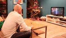 Un hombre viendo el discurso de Felipe VI.