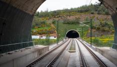 Vía del tren a su paso por la Variante de Pajares