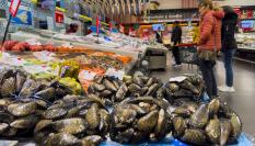 Vista de un mercado con productos frescos de alimentación en Teruel el 29 de noviembre de 2023.