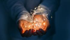 Imagen de archivo de una persona sosteniendo luces de Navidad.