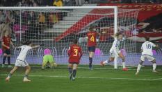 Italia celebra uno de sus goles ante una desolada zaga española