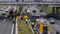 Miembros de los servicios de Emergencia se personan este viernes en la carretera M-40 de Madrid donde un helicóptero con dos personas a bordo ha caído y ha provocado un traumatismo craneoencefálico leve a uno de los ocupantes y una posible fractura de fémur al otro, mientras que un conductor que circulaba por la vía ha sufrido cortes muy leves por cristales.