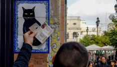 Un hombre sostiene un décimo de lotería en Sevilla en 2022.