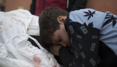 Un niño palestino llora la muerte de su padre tras romperse la tregua en Gaza y reanudarse los intercambios de ataques entre Israel y Hamás.
