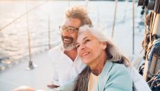 Una pareja en un velero.