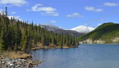 Imagen de un lago en el Northern Rocky Mountains Provincial Park, en Alaska.
