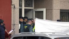 Guardia Civil, miembros de protección Civil y trabajadores funerarios retiran los cuerpos de un matrimonio de octogenarios que ha aparecido con signos de violencia este viernes en el domicilio en el que se residían en el pueblo de Sigüeiro del municipio de Oroso en A Coruña.