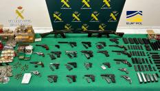 Varias de las armas requisadas en los registros de la 'Operación Carmelo', que ha desarticulado una trama internacional de impresión de armas 3D.