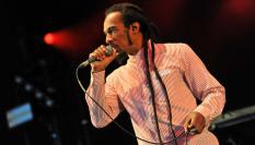 Benjamin Zephaniah y The Revolutionary Minds, durante una actuación en 2017.