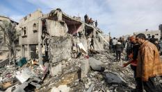 Ciudadanos de Gaza observan los destrozos tras un bombardeo