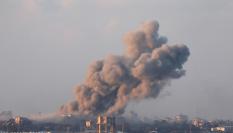 Columna de humo en los bombardeos de Israel sobre el sur de Gaza.