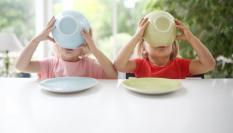 Imagen de archivo de unos niños desayunando.